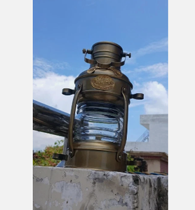 Farol Náutico Redondo de Latón con Acabado Antiguo, Lámpara de Aceite Hecha a Mano, Decoración Marítima ALI DECORATOR para Hogar, Hotel y Jardín - Product Image 1