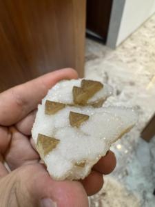 Calcedoine blanche naturelle avec pierre de calcite |   Cristal décoratif pour la décoration de la maison et du bureau - Product Image 1