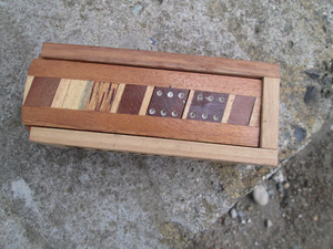 ชุดโดมิโนไม้ทำมือ: เกมครอบครัวสไตล์วินเทจพร้อมกล่องเก็บ - Product Image 2