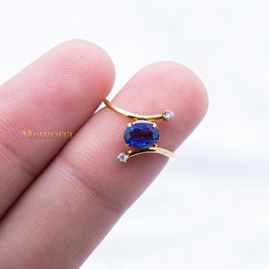 Bague Bypass en Or Jaune 18 carats avec Saphir Bleu Naturel Oval et Diamants, Collection Memoria Jewels – Vente en Gros - Product Image 2