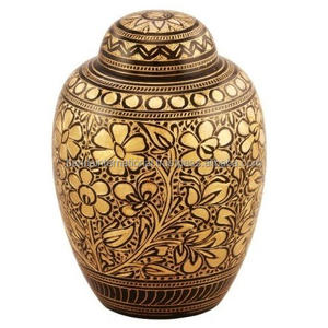 Urnes funéraires pour adultes en laiton de haute qualité avec de belles urnes funéraires en métal fini or et noir de gravure pour les cendres humaines - Product Image 2