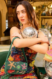 Bolsa Potli Bordada a Mano con Flores y Zari, Diseño Exclusivo, con Hermosas Perlas y Cuentas, para Regalos de Boda - Product Image 5