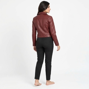 Chaqueta de Cuero Premium para Mujer, Diseñada con Materiales de Calidad y Construcción Resistente, con Costuras Impecables y Cómoda de Usar - Product Image 6