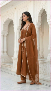 Conjunto de traje fruncido con bordado Dori en Chanderi marrón, estilo línea A - Product Image 4