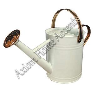 Arrosoir élégant et moderne en métal et acier fabriqué à la main par Axiom Home Accents avec finition galvanisée pour plantes d'intérieur et d'extérieur - Product Image 3