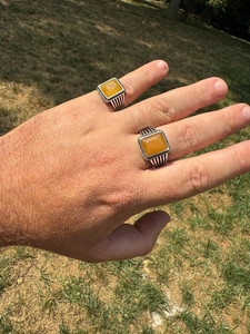 Anillos de Hombre con Gema de Ámbar Vintage, Engaste Cuadrado, Aleación Plateada Antigua, Estilo Geométrico, Uso Diario, Regalo - Product Image 1
