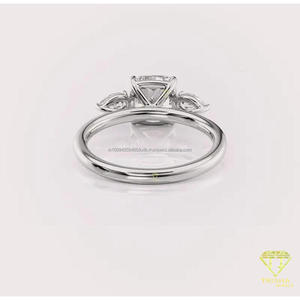 Élégante bague carrée en argent 925 avec diamant de laboratoire et pierres accentuelles en forme de poire, finition dorée, pour les détaillants - Product Image 3