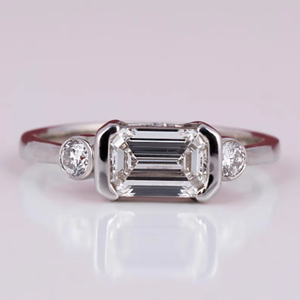 Bague de fiançailles en diamant de laboratoire taille émeraude East West, plaqué or 14 carats, certifiée IGI, bague de mariage de luxe pour elle - Product Image 1