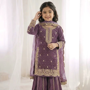 Traje Salwar para niñas con bordado y lentejuelas, completamente cosido, con top, pantalón y dupatta. - Product Image 1