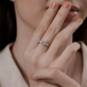 แหวนเพชรทรงกลมเจียระไนแบบบริลเลียนท์ ผลิตในห้องปฏิบัติการ ตัวเรือนทองคำขาว 18K แบบตัน ประดับเพชรทรงหยดน้ำด้านข้างสามเม็ด - Product Image 5