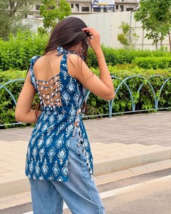 เสื้อผู้หญิงสีน้ำเงินพิมพ์ลายผ้าฝ้ายสไตล์ชาติพันธุ์ ดีไซน์ผูกไหล่ สวมใส่สบาย ความยาวปานกลาง เหมาะสำหรับฤดูร้อน สไตล์อินเดีย ปากีสถาน ผ้าไม่ยับ - Product Image 4