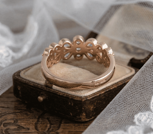 Anillo Floral de Media Eternidad con Piedras Preciosas Orgánicas de la Colección Camelia July Stone, Joyería Inspirada en la Naturaleza, Anillo de Perlas Orgánicas - Product Image 3