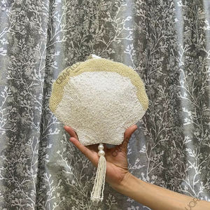 Bolso de mano artesanal de lujo con cuentas blancas, flecos de perlas y borlas, tipo minaudière, para novias, bodas, fiestas y eventos. - Product Image 1