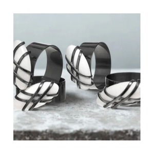 Anneau de serviette moderne en métal noir avec accent de pierre ovale blanche, décoration de table, porte-serviettes de luxe contrastant pierre et métal - Product Image 2