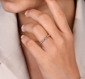 Bague de fiançailles en or pur 14K/18K massif avec diamants de laboratoire taille marquise, alliance de mariage délicate et empilable pour femme - Product Image 2