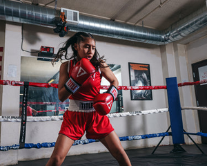 Ensemble d'uniformes de boxe personnalisés pour femmes, blanc et or, avec soutien-gorge de sport haute performance et short-jupe athlétique pour sports de combat - Product Image 5