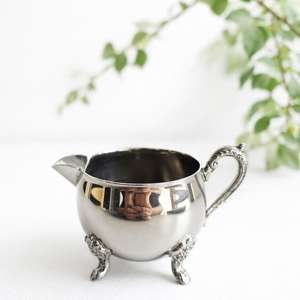 หม้อตีครีมนมโลหะแบบพกพาพร้อมพวยกาเท้าบีบแบบเรียบ - Product Image 1