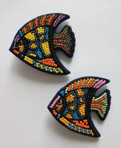 Broche decorativo artesanal con cuentas, diseño bordado, a precio económico. - Product Image 2