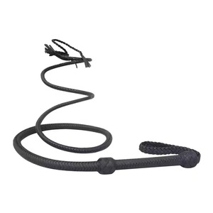 Fusta ecuestre de alto rendimiento, flexible y duradera, con agarre seguro para entrenamiento y disciplina ecuestre. - Product Image 5