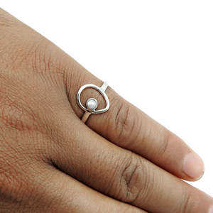 แหวนดีไซน์ไข่เปิดสไตล์โบฮีเมียนทำจากเงินแท้ 925 ประดับมุกทรงกลมเจียระไนสวยงาม ขายดี - Product Image 2