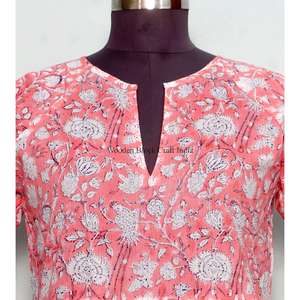 Vestido corto floral de paisley de calidad premium para mujer que ofrece el equilibrio perfecto entre comodidad y estilo, ideal para usar como vestido de playa. - Product Image 3