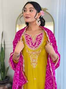 Conjunto de Kurta, Pantalón y Dupatta de Viscosa Pura con Bordado de Lentejuelas - Product Image 2