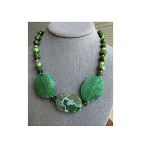 Collar con Colgante de Cuentas de Resina Hechas a Mano con Forma de Paz para Regalo de Mujer y Colección de Moda, Marca APEX ALIGN - Product Image 1