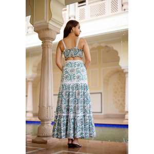 Bustier ajustado con tirantes en los hombros, falda escalonada con cremallera oculta lateral, detalles de encaje de ganchillo en tirantes y paneles de falda. - Product Image 3