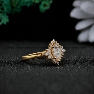 Bague de fiançailles solitaire en moissanite taille marquise Phoenix Enterprise, plaquée rhodium, en argent sterling 925, sertie à griffes - Product Image 2