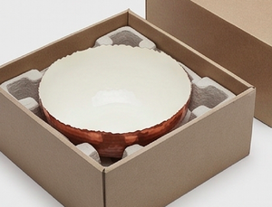Cuenco de cobre martillado a mano con interior blanco, diseño moderno para servir comida y como regalo. - Product Image 6