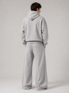 Ensemble coordonné pour homme contemporain : Hoodies gris unis à épaules tombantes et Joggers à jambe large, coupe ample et oversize, en tissu personnalisé de grammage lourd - Product Image 3