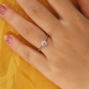 Anillo Solitario de Moissanita Redonda East West, Plata 925 Original, Regalo para Fiestas, Joyería Fina de Estilo Floral para Aniversarios, para Parejas - Product Image 4
