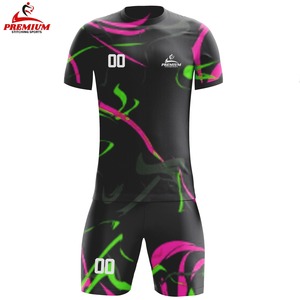 Uniforme de football personnalisé pour hommes de haute qualité à manches courtes respirant pour l'été 100% polyester Protection UV Séchage rapide Anti-bactérien - Product Image 1