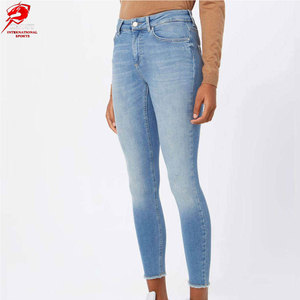 Jeans taille basse de haute qualité, coupe slim, avec confort extensible et détails modernes pour les collections de mode - Product Image 1