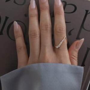 Bague de fiançailles minimaliste en or massif 10K avec diamant de laboratoire rond taille brillant de 1,00 carat, clarté VS1, couleur F, bijoux en diamant IGI - Product Image 4