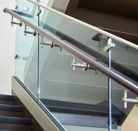 Balustrade en verre architecturale | Aluminium de qualité marine avec système de fixation caché pour villas de luxe