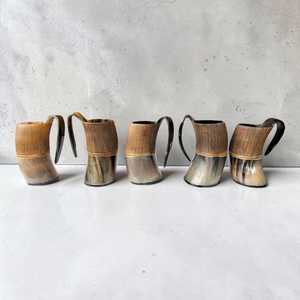 Jarra de cuerno Vikinga tallada a mano con diseño quemado, pulida, de cuerno de buey, para cerveza, vino o hidromiel, al mejor precio. - Product Image 1