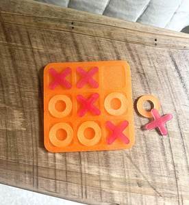 Jeu de Tic Tac Toe en silicone avec paillettes orange, avec des pièces X et O, jeu de société classique Noughts and Crosses - Product Image 1