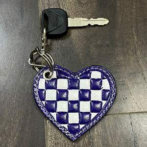 Porte-clés en cuir à carreaux en forme de cœur, tendance, artisanal, nouveau, vente en gros, cuir véritable, charme de sac à main, porte-clés pour femmes - Product Image 4