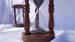 Horloge à sable décorative en bois, idéale pour la méditation, le yoga, la relaxation et la décoration d'étagère, provenant d'Inde. - Product Image 2