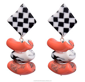 Pendientes colgantes de resina de color personalizados de lujo hechos a mano para mujer, accesorios de moda altamente pulidos de alta calidad de la India - Product Image 4