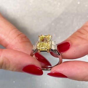 Anillo de Diamante Amarillo Corte Radiante de Laboratorio con Engaste de Garras en Oro Blanco de 14K, Certificado IGI y Claridad VVS - Product Image 2