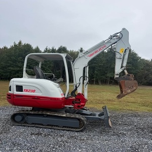 Mini-excavatrice Takeuchi avec un design compact et des capacités de creusement puissantes pour les applications de construction professionnelles - Product Image 1