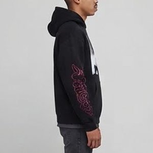 เสื้อฮู้ดดี้โอเวอร์ไซส์สีดำสำหรับผู้ชายรุ่นใหม่ล่าสุด พิมพ์ลายด้านหน้าพร้อมโลโก้สีแดง สไตล์สตรีทแวร์ ผ้าฝ้ายถัก ใส่ได้ในช่วงฤดูใบไม้ร่วง - Product Image 3