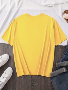 T-shirt décontracté pour homme à manches courtes jaune avec imprimé ours de dessin animé « I Don't Care », col rond, coupe classique, personnalisable - Product Image 4