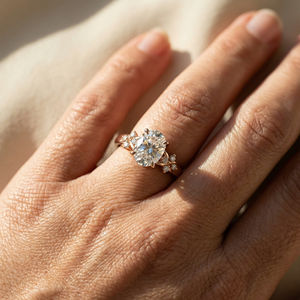 Anillo Solitario de Diamante de Laboratorio con Corte Ovalado de 1.5 Ct 8.5*6.5, Oro Sólido de 14K/18K, con Certificado IGI, Hecho a Mano, con Diamantes de Acento, Unisex - Product Image 3