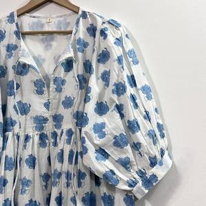 เสื้อผ้าฝ้ายพิมพ์ลายดอกไม้แบบแฮนด์บล็อก เป็นมิตรกับสิ่งแวดล้อม คอวี แขนสามส่วน แต่งลูกไม้ ทำมือ ชายระบาย ซักได้ สไตล์วินเทจ มินิเดรส ธรรมชาติ - Product Image 2