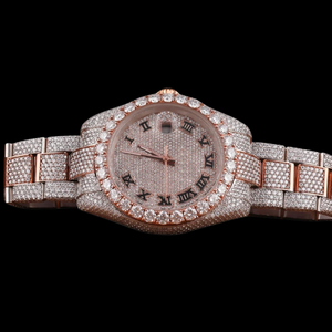 นาฬิกาฮิปฮอปผู้ชายแบบสั่งทำพิเศษ ดีไซน์สวยงาม ประดับเพชรโมอิสซาไนต์ทรงกลมเต็มหน้าปัด ตัวเลขโรมันสองสี ตัวเรือนแบบ Bezel Setting - Product Image 1
