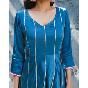 Conjunto de Traje Nora Azul XS de Satén con Detalles en Gota - Product Image 3