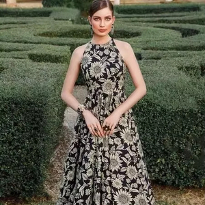 Vestido Maxi de Algodón Hecho a Mano con Estampado Floral Monocromático de Girasoles, Vestido Boho Chic sin Mangas con Cuello Halter y Corte en A - Product Image 1